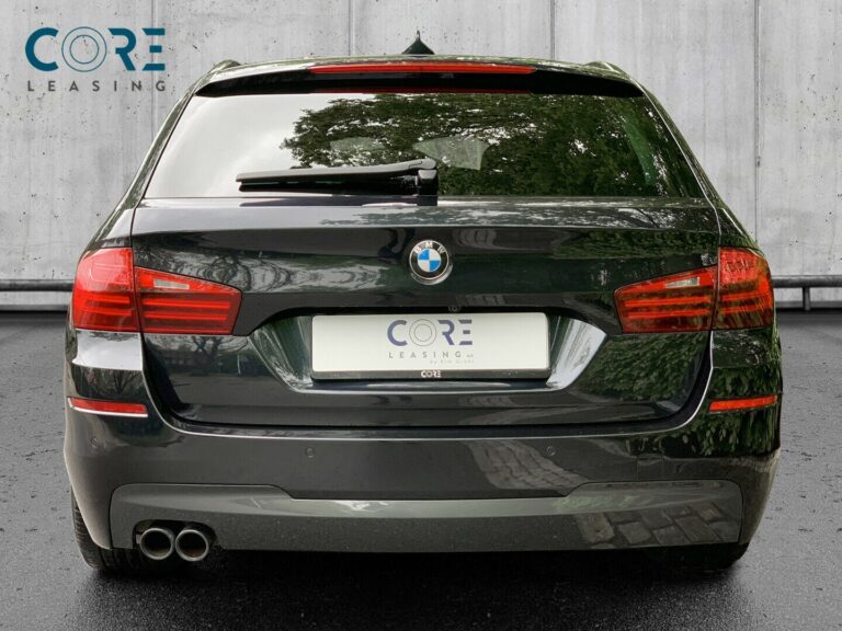 Sortmetal BMW 530d Touring M-Sport xDrive aut. fra 2015 parkeret foran en betonmur. CORE Leasing A/S er eksperter i BMW leasing.