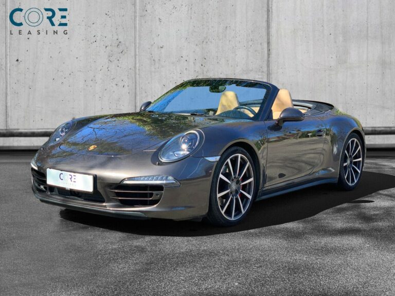 Brunmetal Porsche 911 Carrera 4S Cabriolet PDK fra 2013 parkeret foran en betonmur. CORE Leasing A/S er eksperter i Porsche leasing.