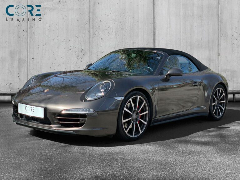 Brunmetal Porsche 911 Carrera 4S Cabriolet PDK fra 2013 parkeret foran en betonmur. CORE Leasing A/S er eksperter i Porsche leasing.