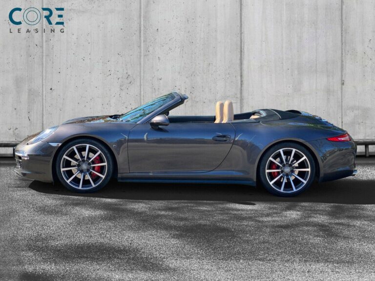 Brunmetal Porsche 911 Carrera 4S Cabriolet PDK fra 2013 parkeret foran en betonmur. CORE Leasing A/S er eksperter i Porsche leasing.