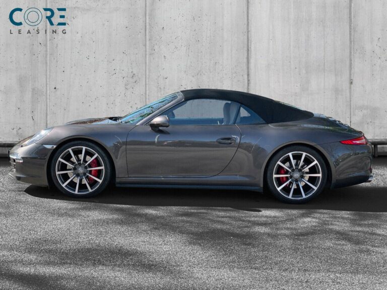 Brunmetal Porsche 911 Carrera 4S Cabriolet PDK fra 2013 parkeret foran en betonmur. CORE Leasing A/S er eksperter i Porsche leasing.