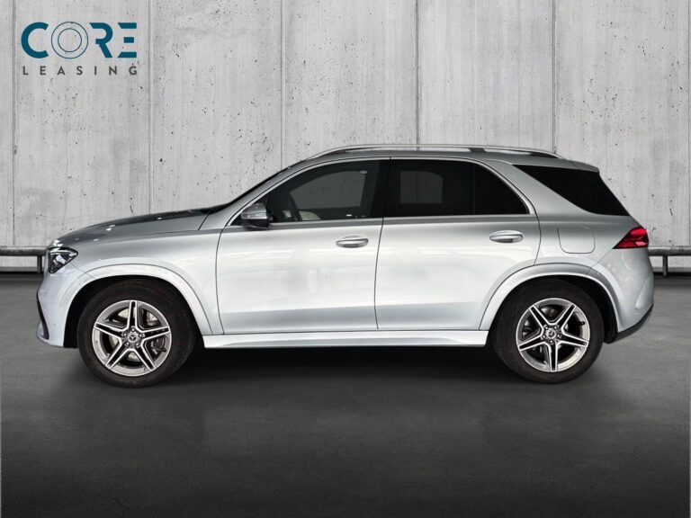 Sølvmetal Mercedes GLE350 de AMG Line aut. 4Matic fra 2024 parkeret foran en betonmur. CORE Leasing A/S er eksperter i Mercedes leasing.