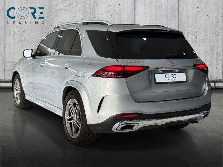 Sølvmetal Mercedes GLE350 de AMG Line aut. 4Matic fra 2024 parkeret foran en betonmur. CORE Leasing A/S er eksperter i Mercedes leasing.