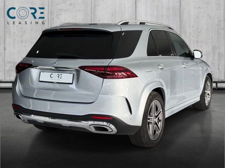 Sølvmetal Mercedes GLE350 de AMG Line aut. 4Matic fra 2024 parkeret foran en betonmur. CORE Leasing A/S er eksperter i Mercedes leasing.