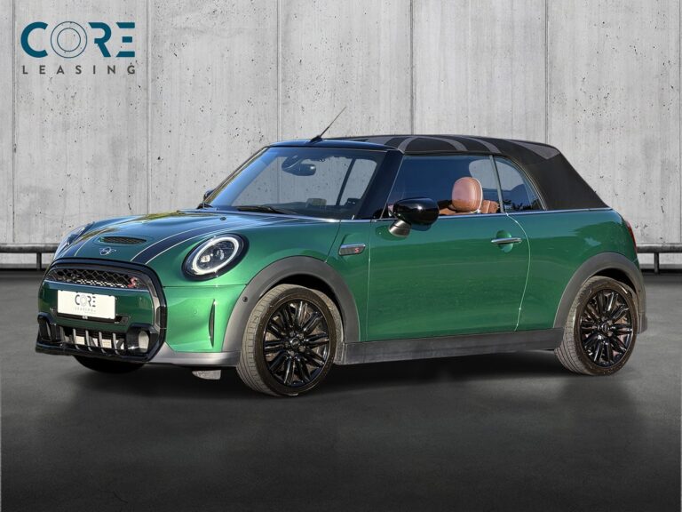 Grønmetal MINI Cooper S Maximise Cabriolet aut. fra 2022 parkeret foran en betonmur. CORE Leasing A/S er eksperter i MINI leasing.