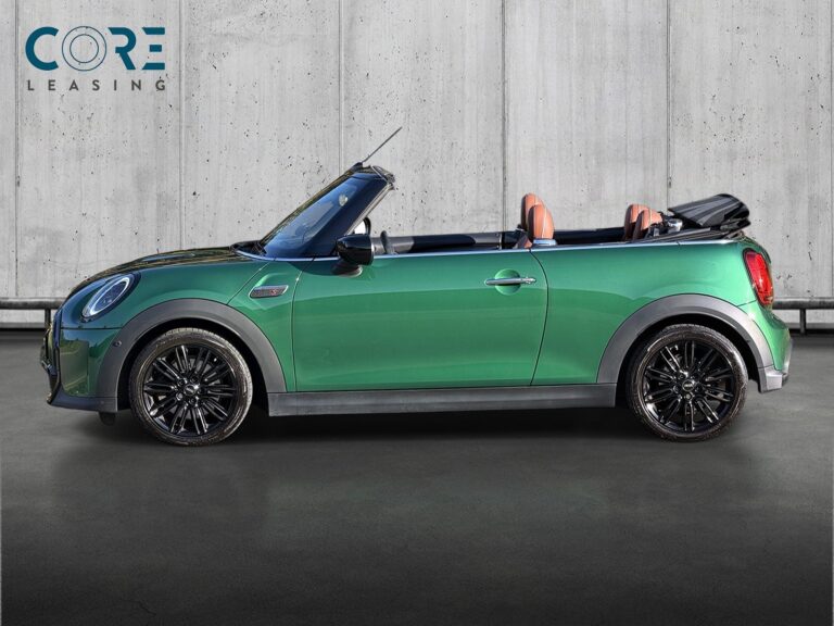Grønmetal MINI Cooper S Maximise Cabriolet aut. fra 2022 parkeret foran en betonmur. CORE Leasing A/S er eksperter i MINI leasing.