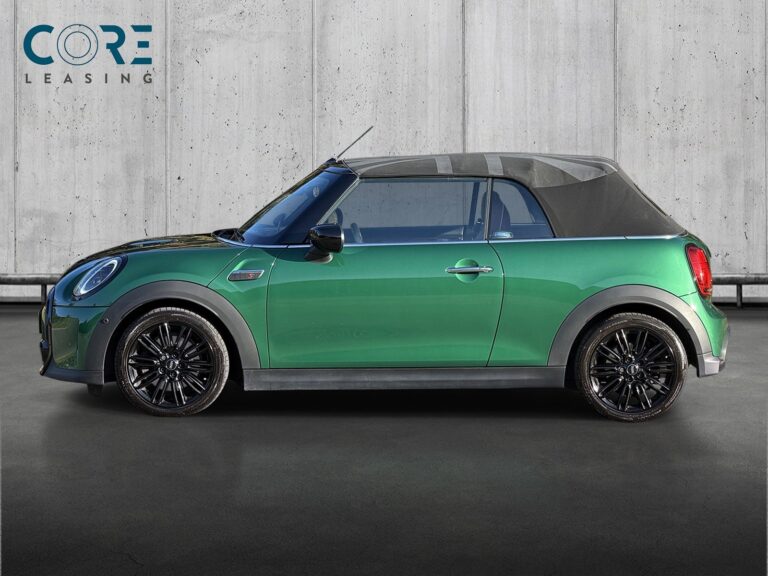 Grønmetal MINI Cooper S Maximise Cabriolet aut. fra 2022 parkeret foran en betonmur. CORE Leasing A/S er eksperter i MINI leasing.