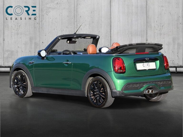 Grønmetal MINI Cooper S Maximise Cabriolet aut. fra 2022 parkeret foran en betonmur. CORE Leasing A/S er eksperter i MINI leasing.