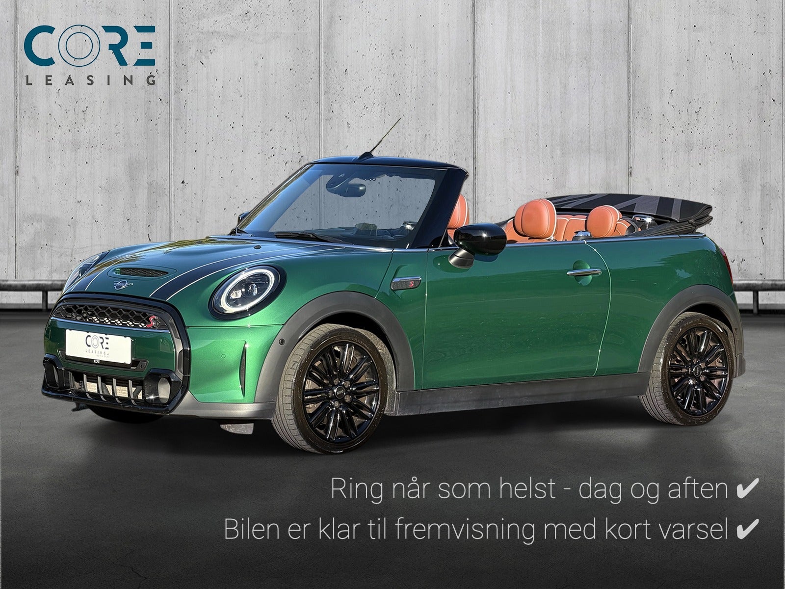 Grønmetal MINI Cooper S Maximise Cabriolet aut. fra 2022 parkeret foran en betonmur. CORE Leasing A/S er eksperter i MINI leasing.