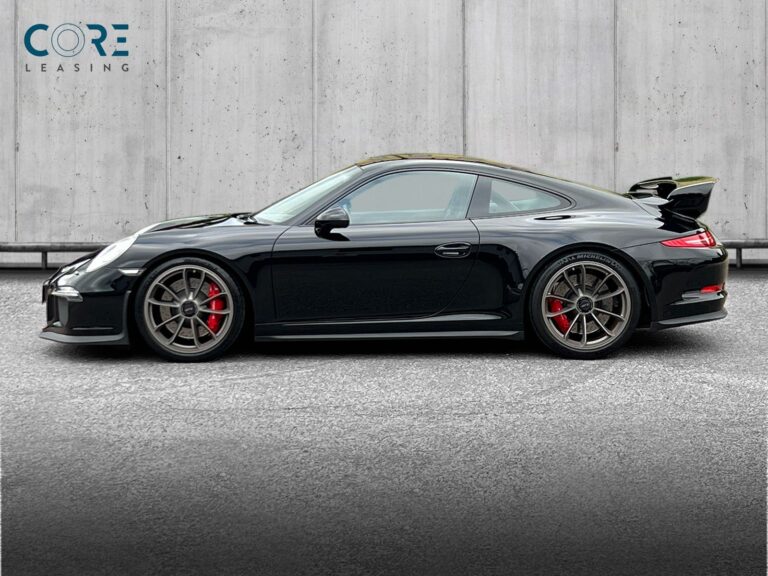 Sortmetal Porsche 911 GT3 Coupé PDK fra 2015 parkeret foran en betonmur. CORE Leasing A/S er eksperter i Porsche leasing.
