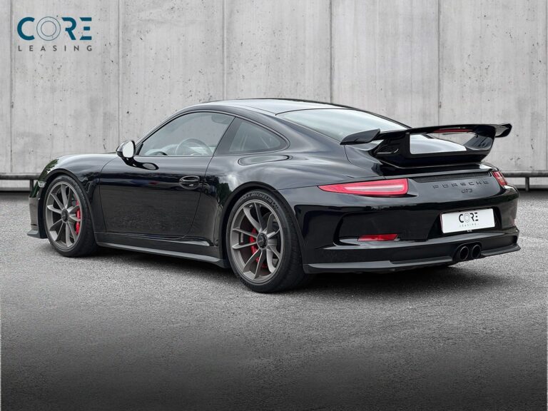 Sortmetal Porsche 911 GT3 Coupé PDK fra 2015 parkeret foran en betonmur. CORE Leasing A/S er eksperter i Porsche leasing.