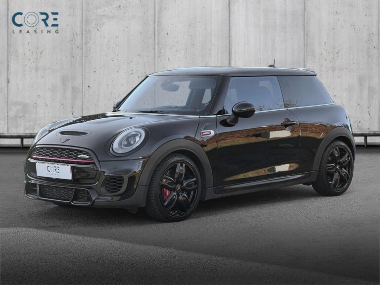Sortmetal MINI Cooper S JC Works aut. fra 2018 parkeret foran en betonmur. CORE Leasing A/S er eksperter i MINI leasing.