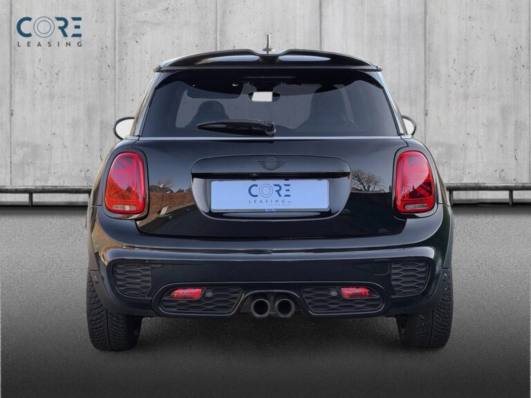 Sortmetal MINI Cooper S JC Works aut. fra 2018 parkeret foran en betonmur. CORE Leasing A/S er eksperter i MINI leasing.