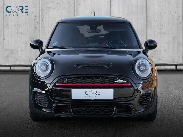 Sortmetal MINI Cooper S JC Works aut. fra 2018 parkeret foran en betonmur. CORE Leasing A/S er eksperter i MINI leasing.
