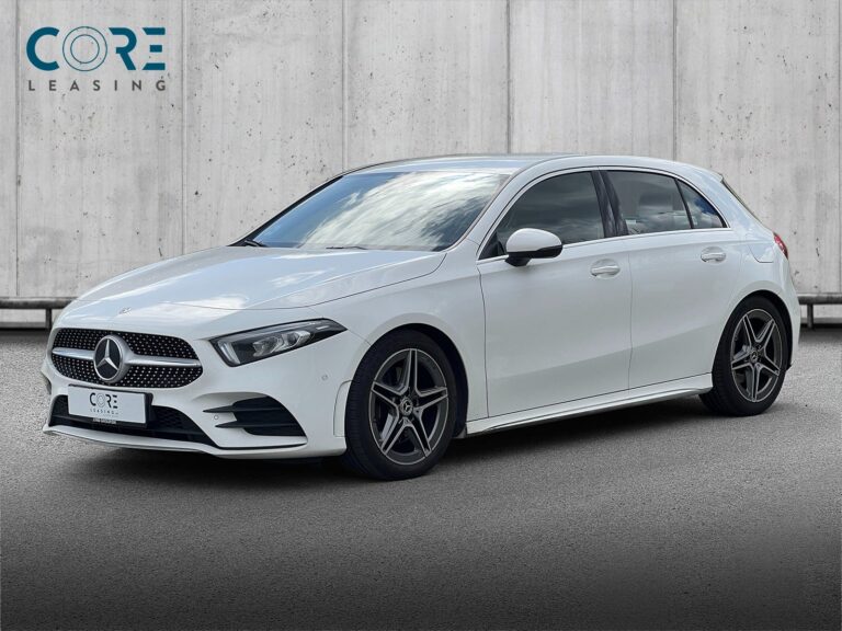 Hvid Mercedes A220 d AMG Line aut. fra 2020 parkeret foran en betonmur. CORE Leasing A/S er eksperter i Mercedes leasing.