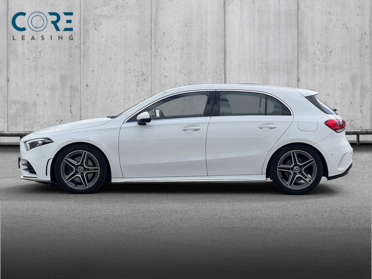 Hvid Mercedes A220 d AMG Line aut. fra 2020 parkeret foran en betonmur. CORE Leasing A/S er eksperter i Mercedes leasing.