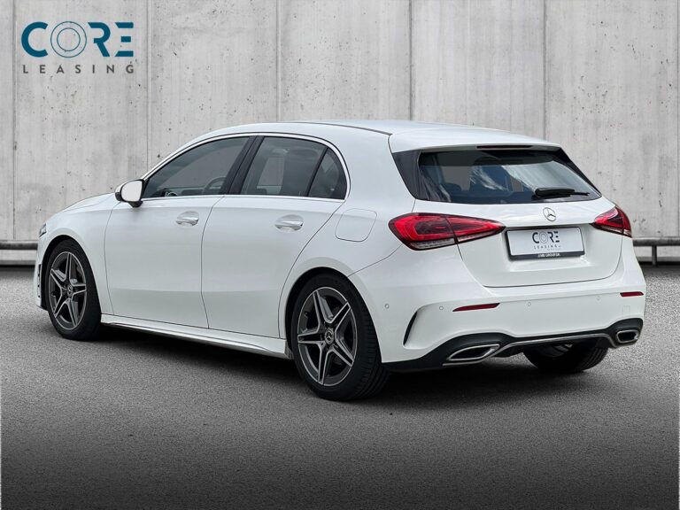Hvid Mercedes A220 d AMG Line aut. fra 2020 parkeret foran en betonmur. CORE Leasing A/S er eksperter i Mercedes leasing.