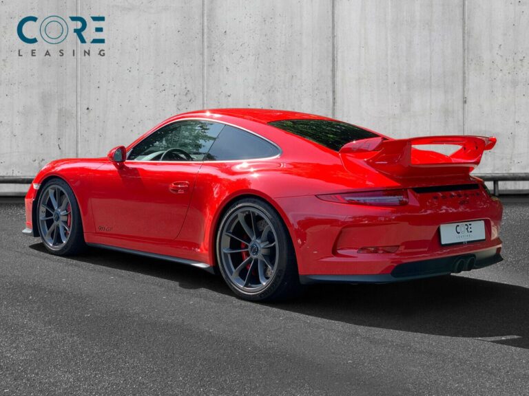 Rød Porsche 911 GT3 Coupé PDK fra 2014 parkeret foran en betonmur. CORE Leasing A/S er eksperter i Porsche leasing.