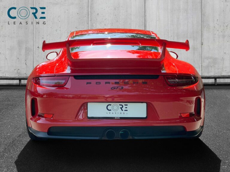 Rød Porsche 911 GT3 Coupé PDK fra 2014 parkeret foran en betonmur. CORE Leasing A/S er eksperter i Porsche leasing.