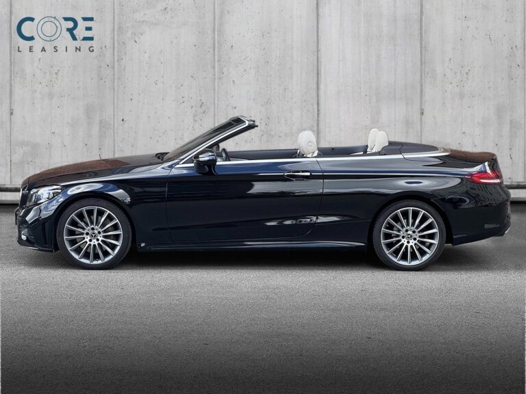 Sortmetal Mercedes C400 AMG Line Cabriolet aut. 4Matic fra 2018 parkeret foran en betonmur. CORE Leasing A/S er eksperter i Mercedes leasing.