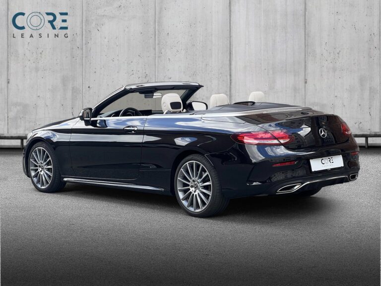 Sortmetal Mercedes C400 AMG Line Cabriolet aut. 4Matic fra 2018 parkeret foran en betonmur. CORE Leasing A/S er eksperter i Mercedes leasing.