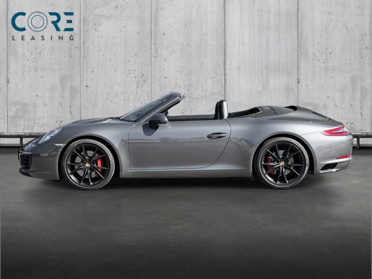 Gråmetal Porsche 911 Carrera S Cabriolet PDK fra 2016 parkeret foran en betonmur. CORE Leasing A/S er eksperter i Porsche leasing.