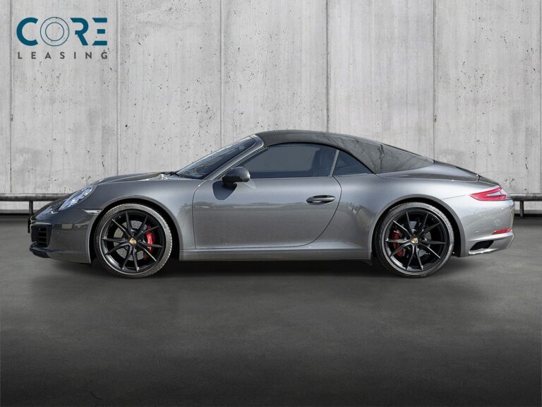 Gråmetal Porsche 911 Carrera S Cabriolet PDK fra 2016 parkeret foran en betonmur. CORE Leasing A/S er eksperter i Porsche leasing.