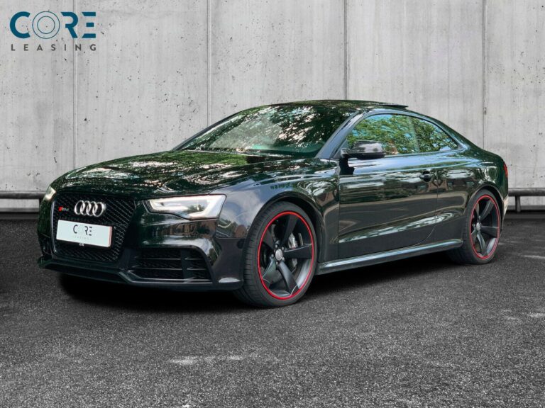 Audi RS5 FSi Coupé quattro S-tr. fra 2014 parkeret foran en betonmur. CORE Leasing A/S er eksperter i Audi leasing.