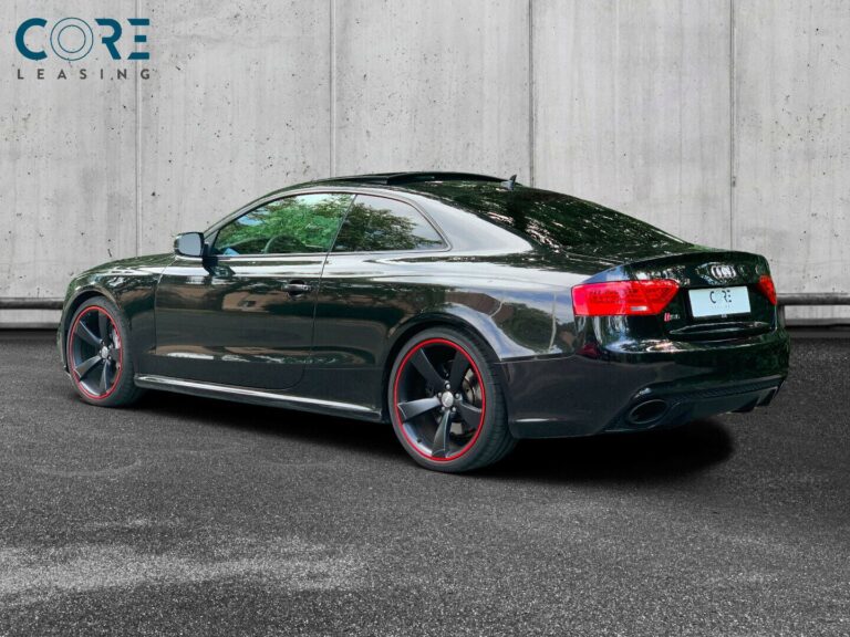 Audi RS5 FSi Coupé quattro S-tr. fra 2014 parkeret foran en betonmur. CORE Leasing A/S er eksperter i Audi leasing.