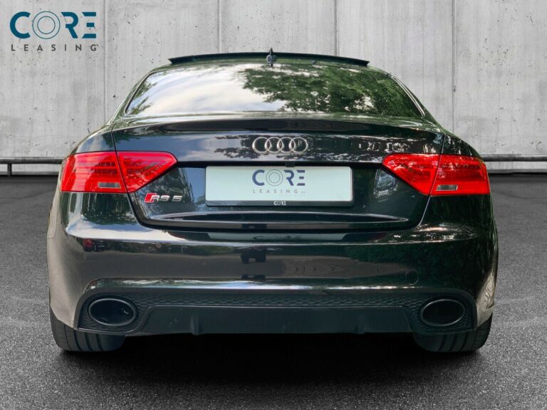 Audi RS5 FSi Coupé quattro S-tr. fra 2014 parkeret foran en betonmur. CORE Leasing A/S er eksperter i Audi leasing.
