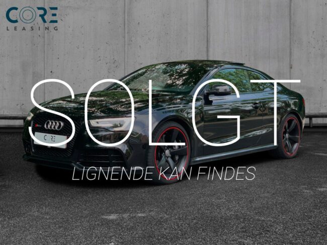 Audi RS5 FSi Coupé quattro S-tr. fra 2014 parkeret foran en betonmur. CORE Leasing A/S er eksperter i Audi leasing.