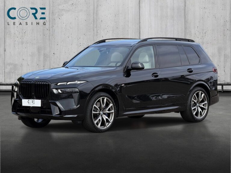 Sortmetal BMW X7 xDrive40i aut. 7prs fra 2023 parkeret foran en betonmur. CORE Leasing A/S er eksperter i BMW leasing.