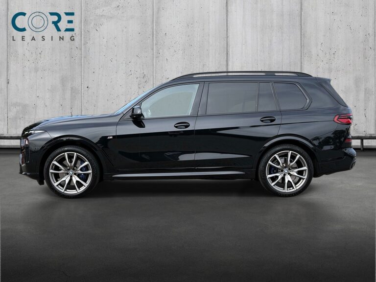 Sortmetal BMW X7 xDrive40i aut. 7prs fra 2023 parkeret foran en betonmur. CORE Leasing A/S er eksperter i BMW leasing.