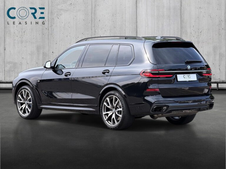 Sortmetal BMW X7 xDrive40i aut. 7prs fra 2023 parkeret foran en betonmur. CORE Leasing A/S er eksperter i BMW leasing.