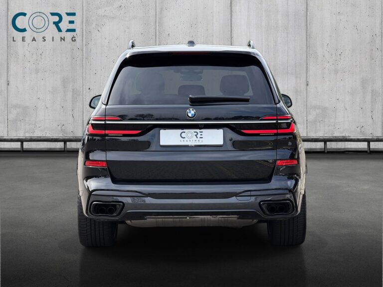 Sortmetal BMW X7 xDrive40i aut. 7prs fra 2023 parkeret foran en betonmur. CORE Leasing A/S er eksperter i BMW leasing.
