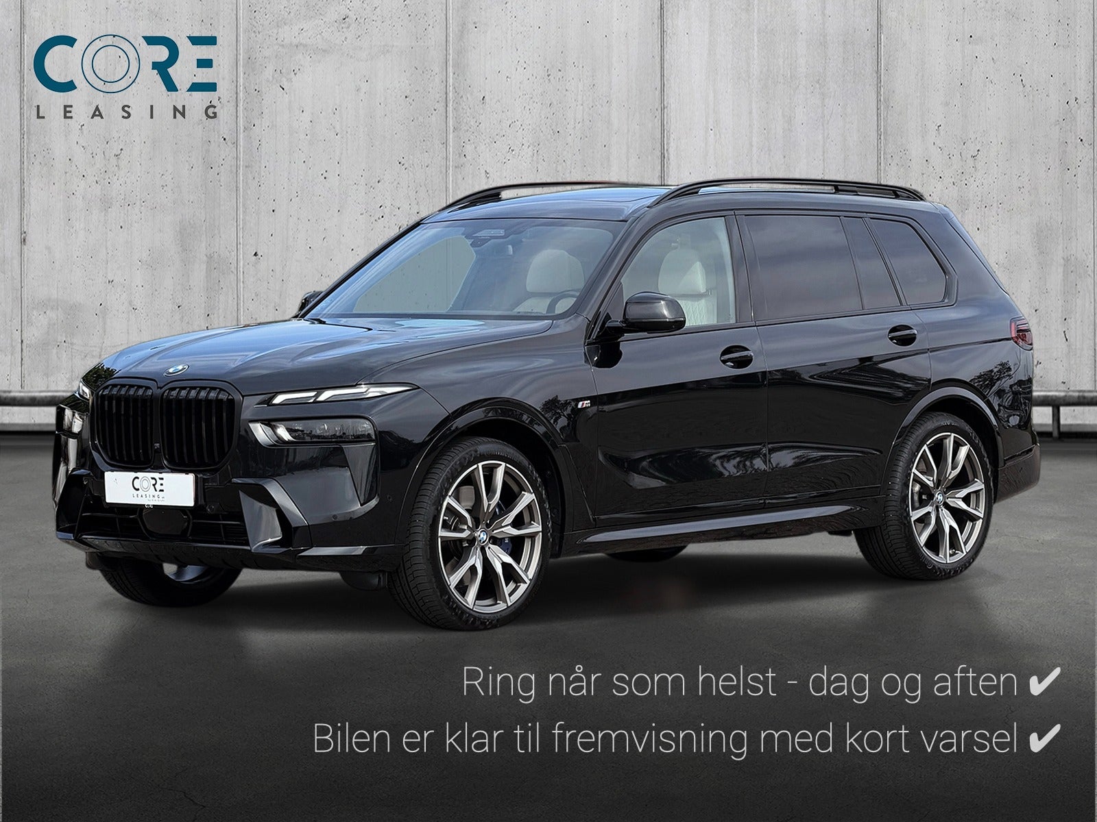 Sortmetal BMW X7 xDrive40i aut. 7prs fra 2023 parkeret foran en betonmur. CORE Leasing A/S er eksperter i BMW leasing.
