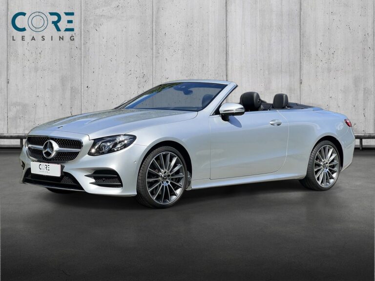 Sølvmetal Mercedes E400 AMG Line Cabriolet aut. 4Matic fra 2017 parkeret foran en betonmur. CORE Leasing A/S er eksperter i Mercedes leasing.