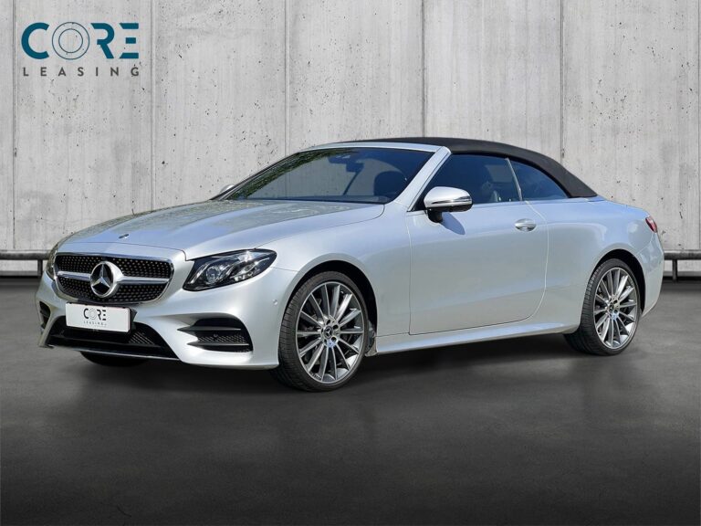 Sølvmetal Mercedes E400 AMG Line Cabriolet aut. 4Matic fra 2017 parkeret foran en betonmur. CORE Leasing A/S er eksperter i Mercedes leasing.