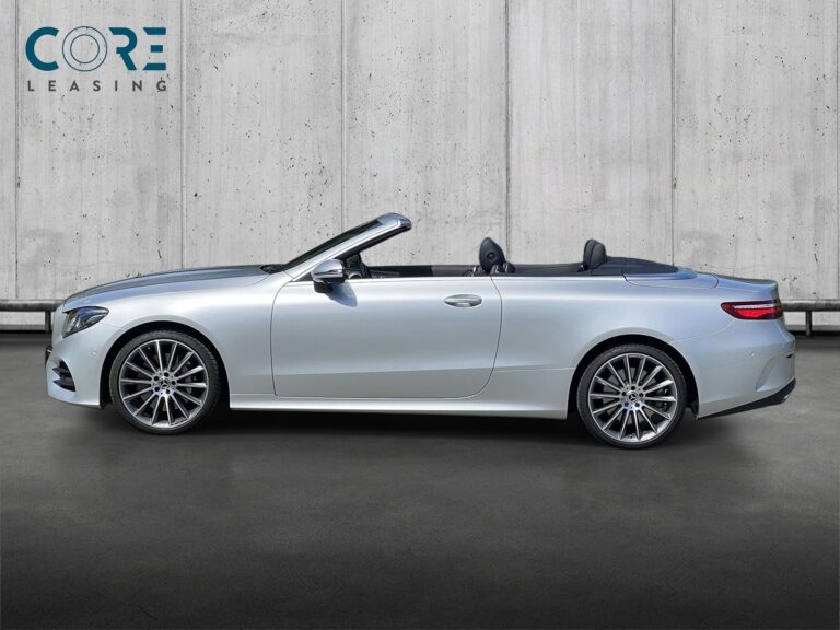 Sølvmetal Mercedes E400 AMG Line Cabriolet aut. 4Matic fra 2017 parkeret foran en betonmur. CORE Leasing A/S er eksperter i Mercedes leasing.