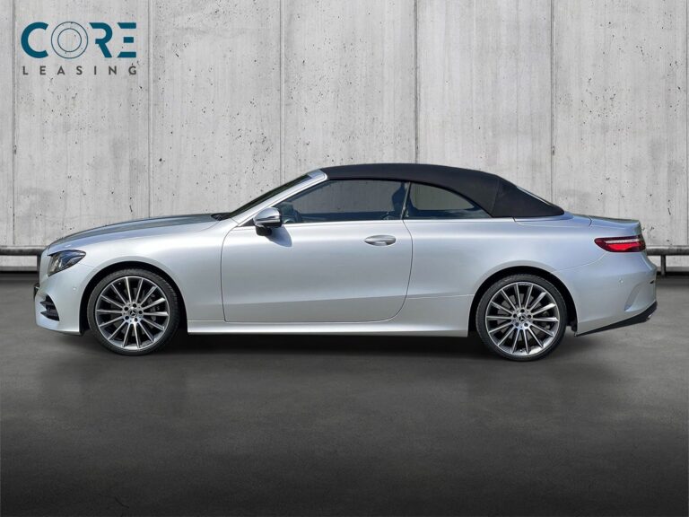 Sølvmetal Mercedes E400 AMG Line Cabriolet aut. 4Matic fra 2017 parkeret foran en betonmur. CORE Leasing A/S er eksperter i Mercedes leasing.
