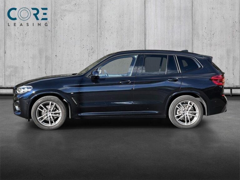 Sortmetal BMW X3 xDrive20d aut. fra 2021 parkeret foran en betonmur. CORE Leasing A/S er eksperter i BMW leasing.