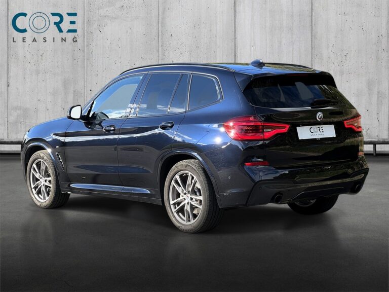 Sortmetal BMW X3 xDrive20d aut. fra 2021 parkeret foran en betonmur. CORE Leasing A/S er eksperter i BMW leasing.