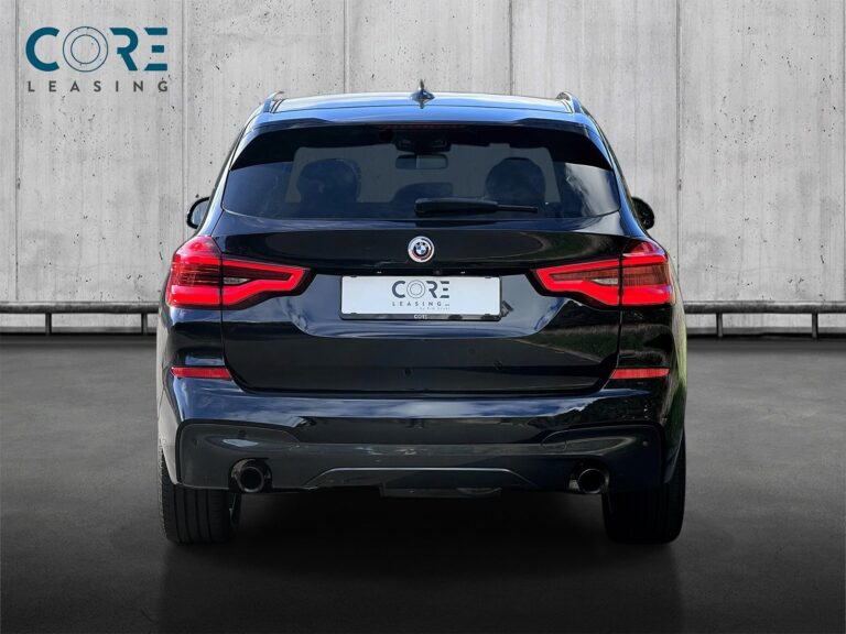 Sortmetal BMW X3 xDrive20d aut. fra 2021 parkeret foran en betonmur. CORE Leasing A/S er eksperter i BMW leasing.