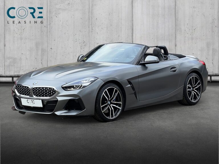 Gråmetal BMW Z4 sDrive30i Roadster M-Sport aut. fra 2020 parkeret foran en betonmur. CORE Leasing A/S er eksperter i BMW leasing.
