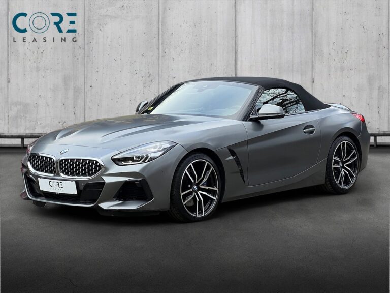 Gråmetal BMW Z4 sDrive30i Roadster M-Sport aut. fra 2020 parkeret foran en betonmur. CORE Leasing A/S er eksperter i BMW leasing.