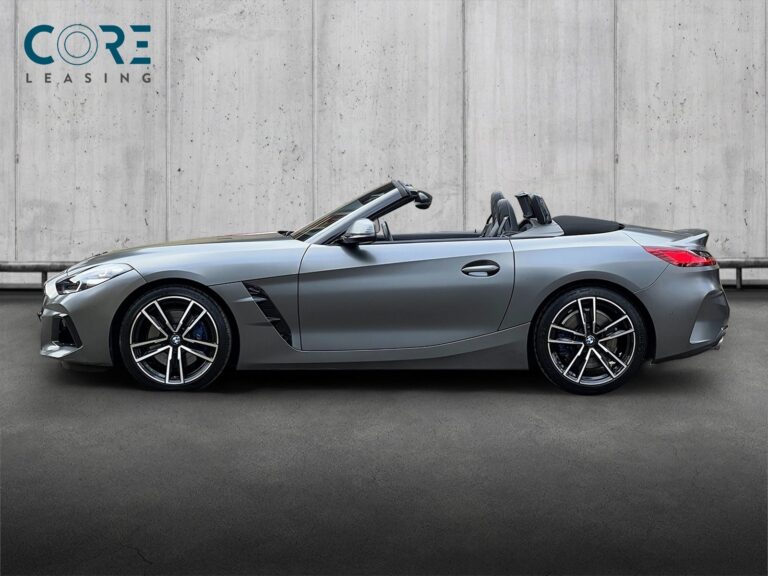 Gråmetal BMW Z4 sDrive30i Roadster M-Sport aut. fra 2020 parkeret foran en betonmur. CORE Leasing A/S er eksperter i BMW leasing.