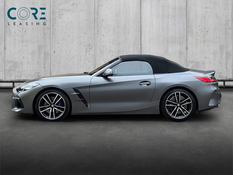 Gråmetal BMW Z4 sDrive30i Roadster M-Sport aut. fra 2020 parkeret foran en betonmur. CORE Leasing A/S er eksperter i BMW leasing.