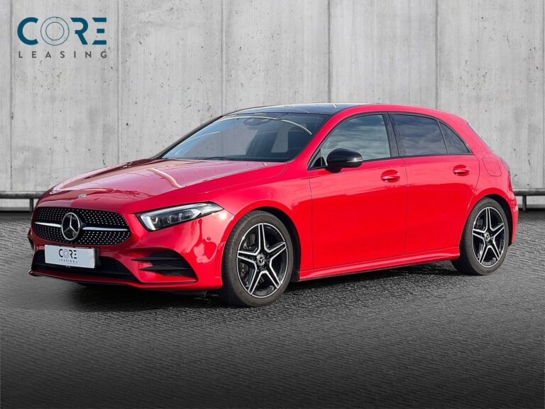 Rød Mercedes A250 AMG Line aut. fra 2019 parkeret foran en betonmur. CORE Leasing A/S er eksperter i Mercedes leasing.