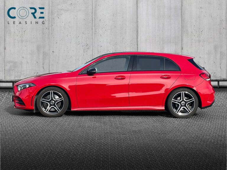 Rød Mercedes A250 AMG Line aut. fra 2019 parkeret foran en betonmur. CORE Leasing A/S er eksperter i Mercedes leasing.