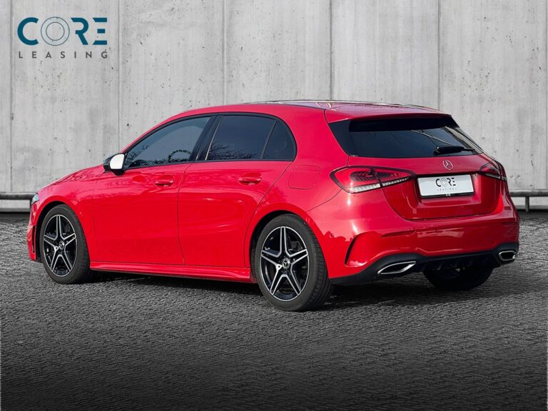 Rød Mercedes A250 AMG Line aut. fra 2019 parkeret foran en betonmur. CORE Leasing A/S er eksperter i Mercedes leasing.